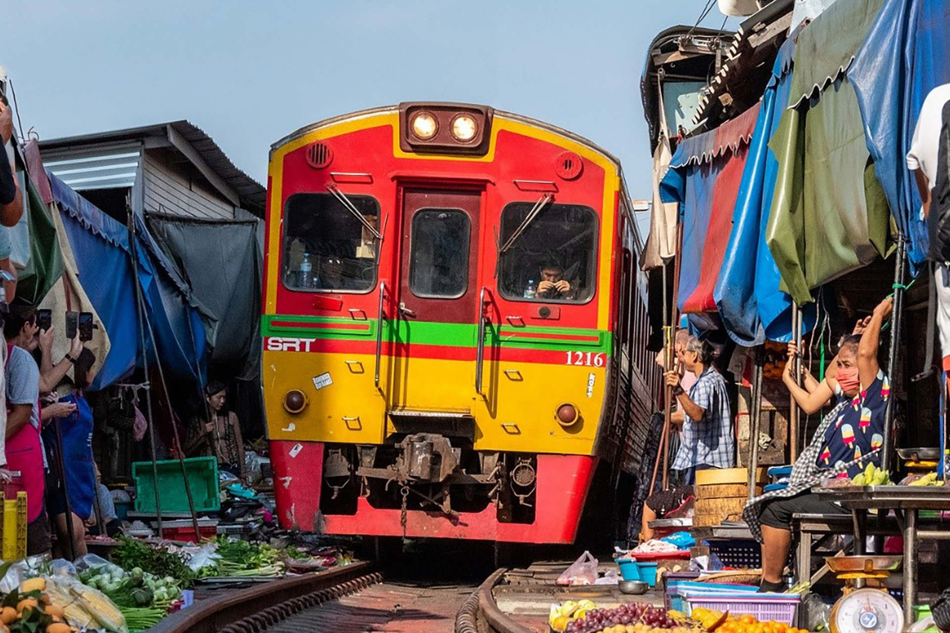 Bangkok: Hidden Kayaking & Damnoen Saduak Floating Market and Maeklong Railway Market
