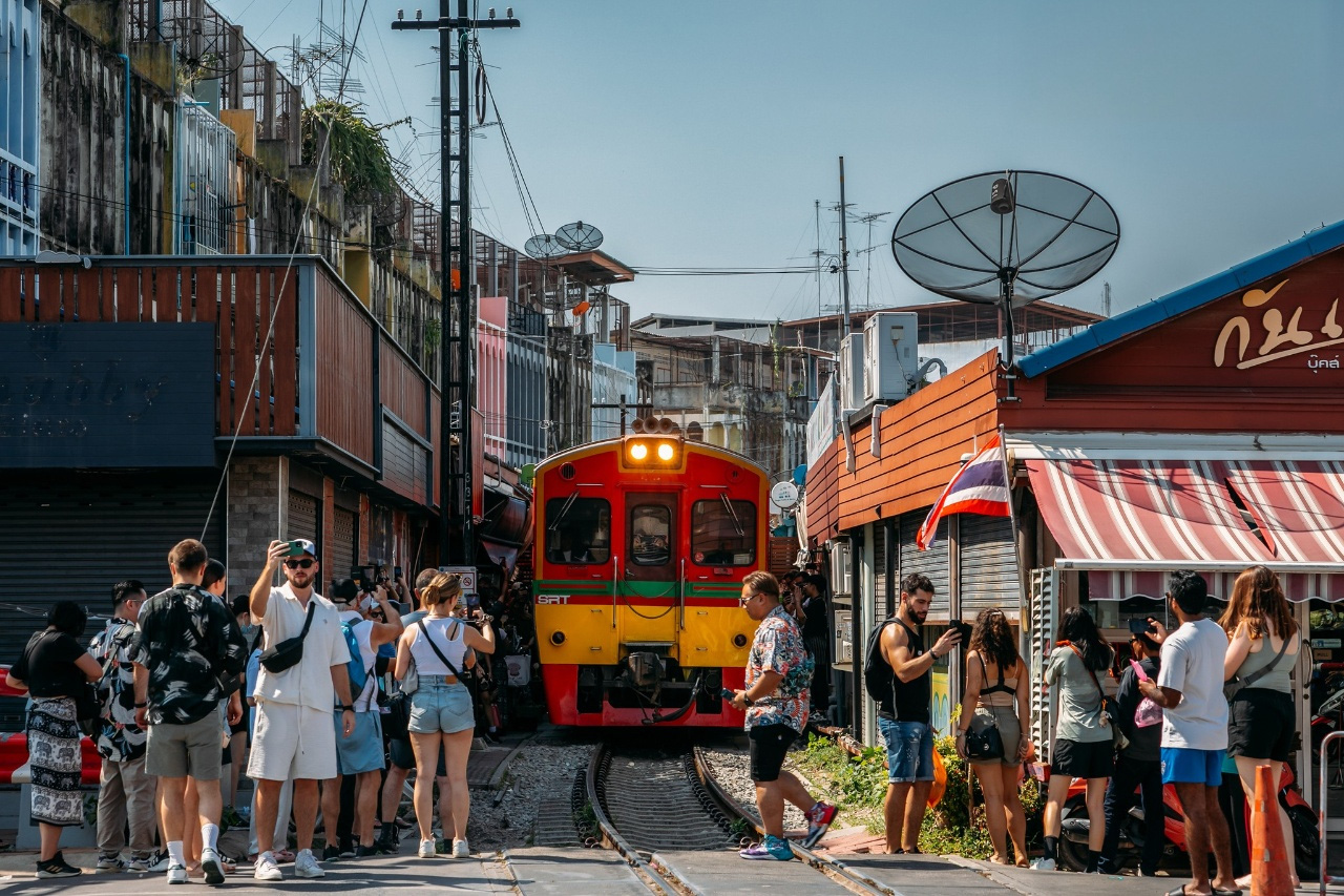Bangkok to Damnoen Saduak Private Tour & Mae Klong Train Market