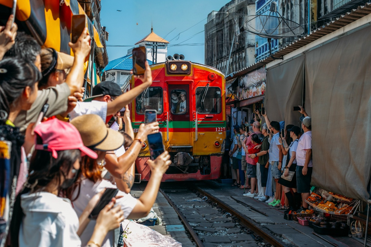 Bangkok to Damnoen Saduak Private Tour & Mae Klong Train Market