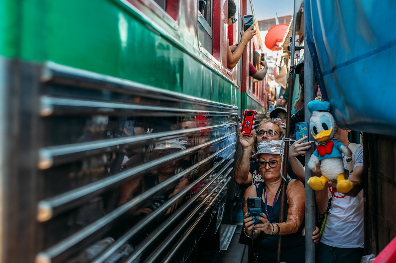 Bangkok to Damnoen Saduak Private Tour & Mae Klong Train Market