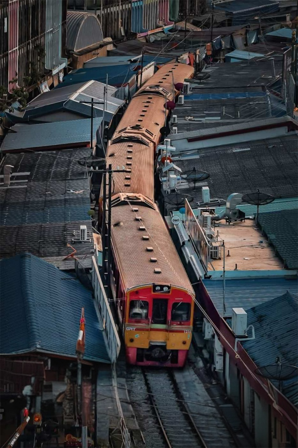 Bangkok to Damnoen Saduak Private Tour & Mae Klong Train Market