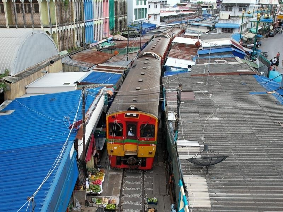 Bangkok to Damnoen Saduak Private Tour & Mae Klong Train Market
