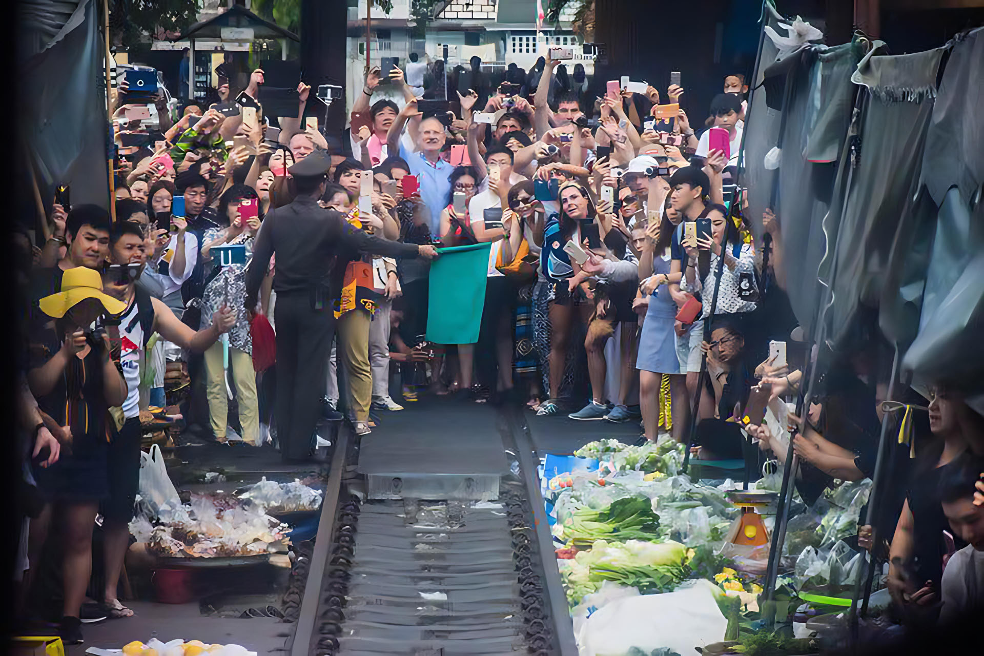Bangkok to Damnoen Saduak Private Tour & Mae Klong Train Market