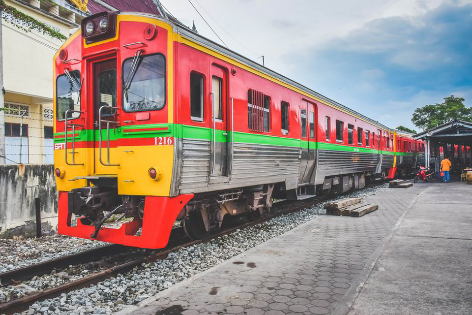 Bangkok to Damnoen Saduak Private Tour & Mae Klong Train Market
