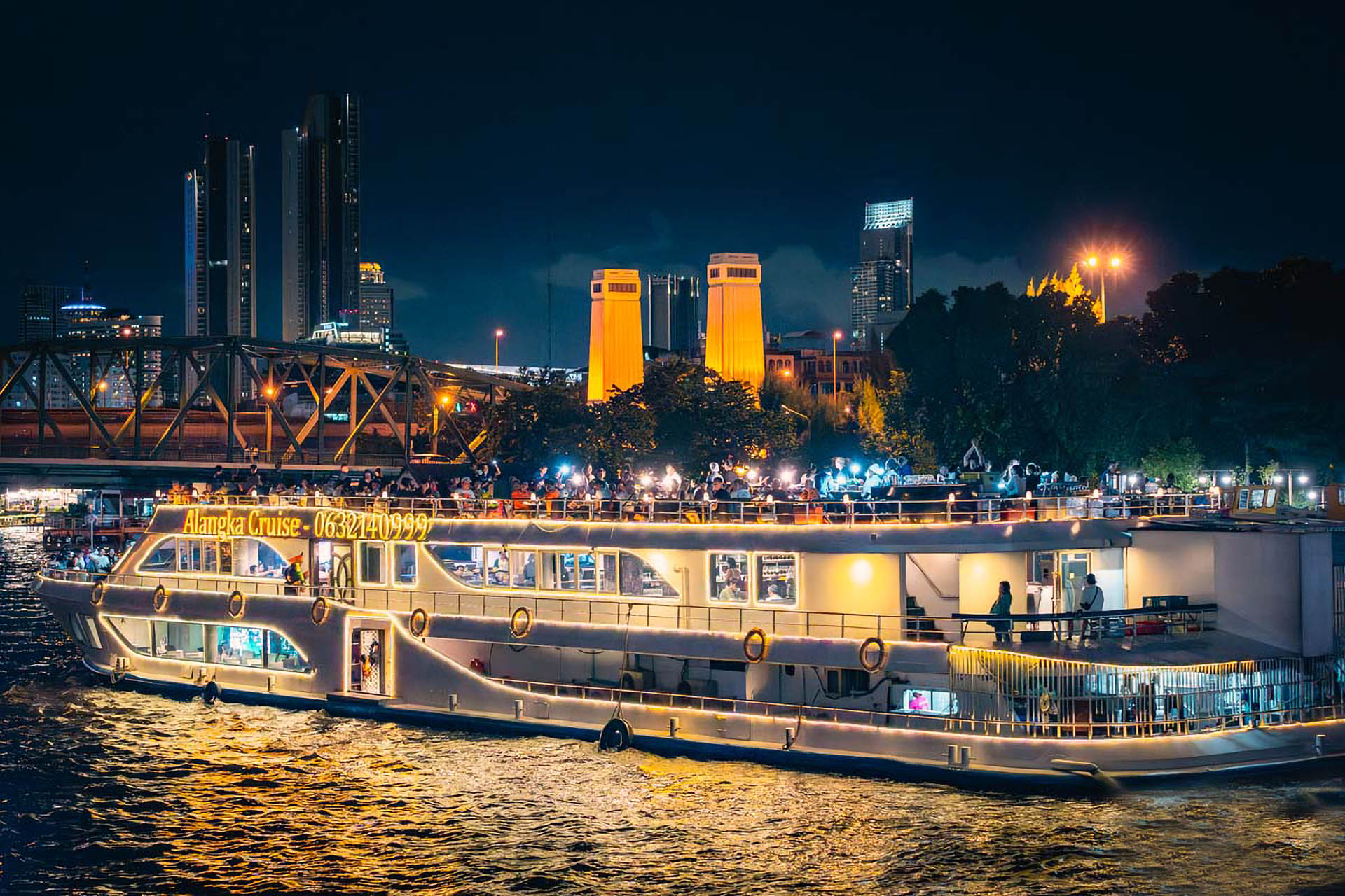 Bangkok: Alangka Cruise Buffet on the Chao Phraya River