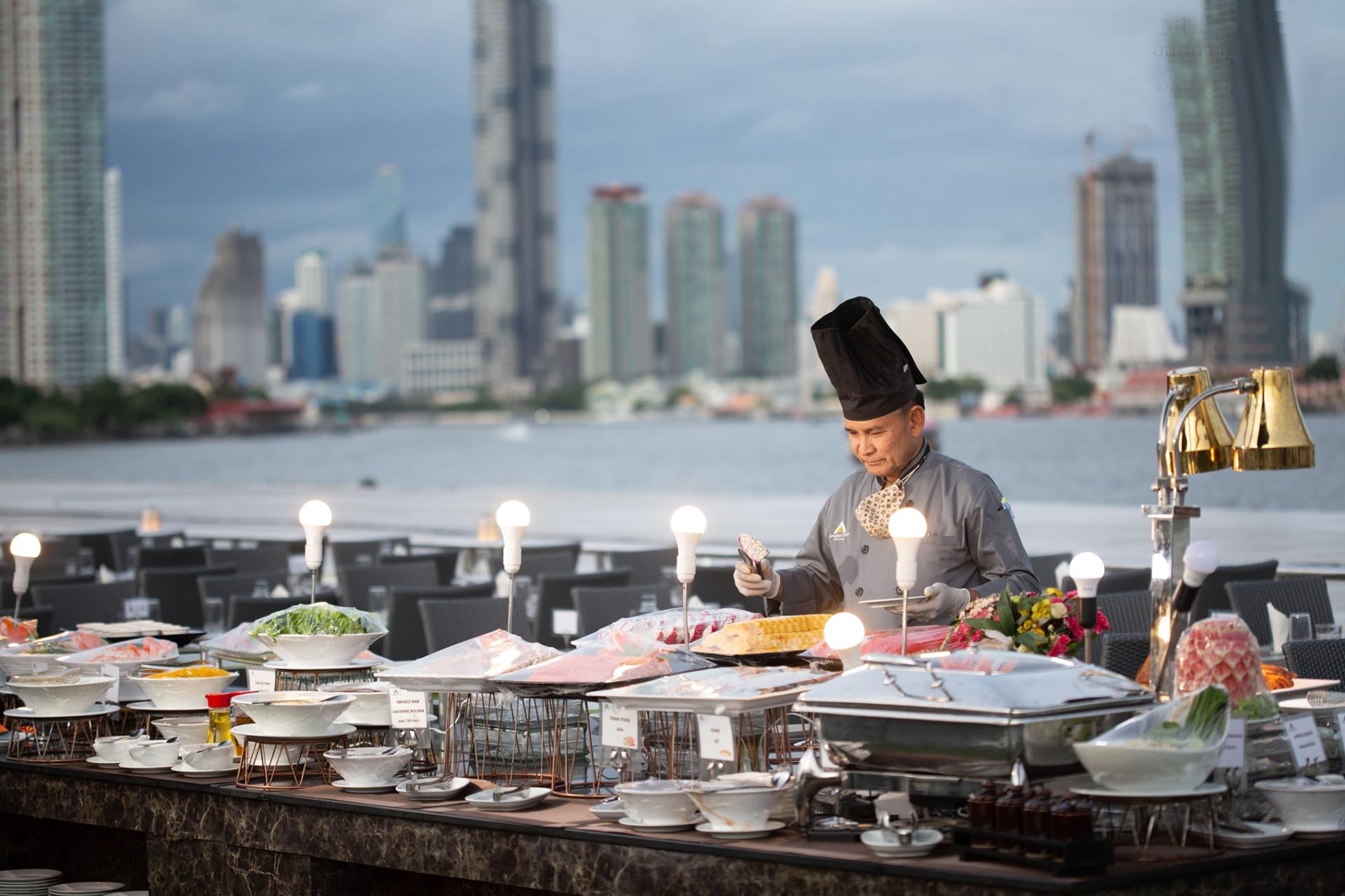 Bangkok: Alangka Cruise Buffet on the Chao Phraya River