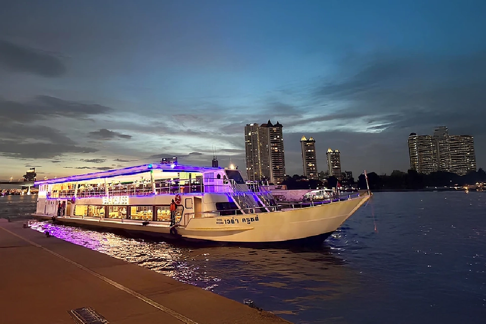 Bangkok: Vela Cruise Buffet Dinner on the Chao Phraya