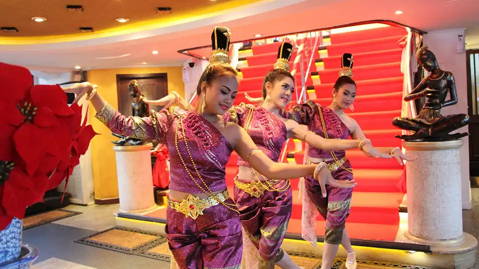 Bangkok: Chaophraya Cruise: A Magical Evening of Dinner, Music & River View