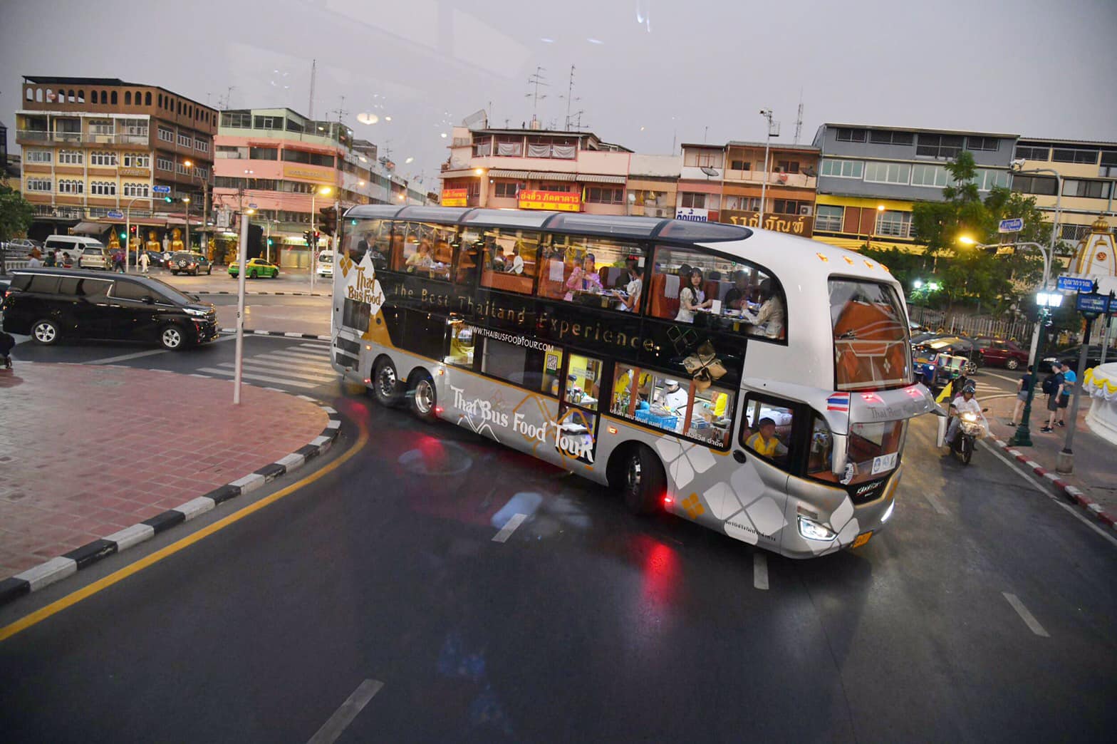 Bangkok: Michelin Dining on Wheels Thai Bus Food Tour Experience