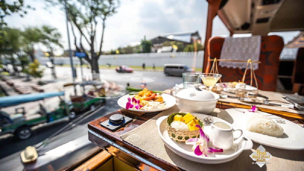 Bangkok: Michelin Dining on Wheels Thai Bus Food Tour Experience