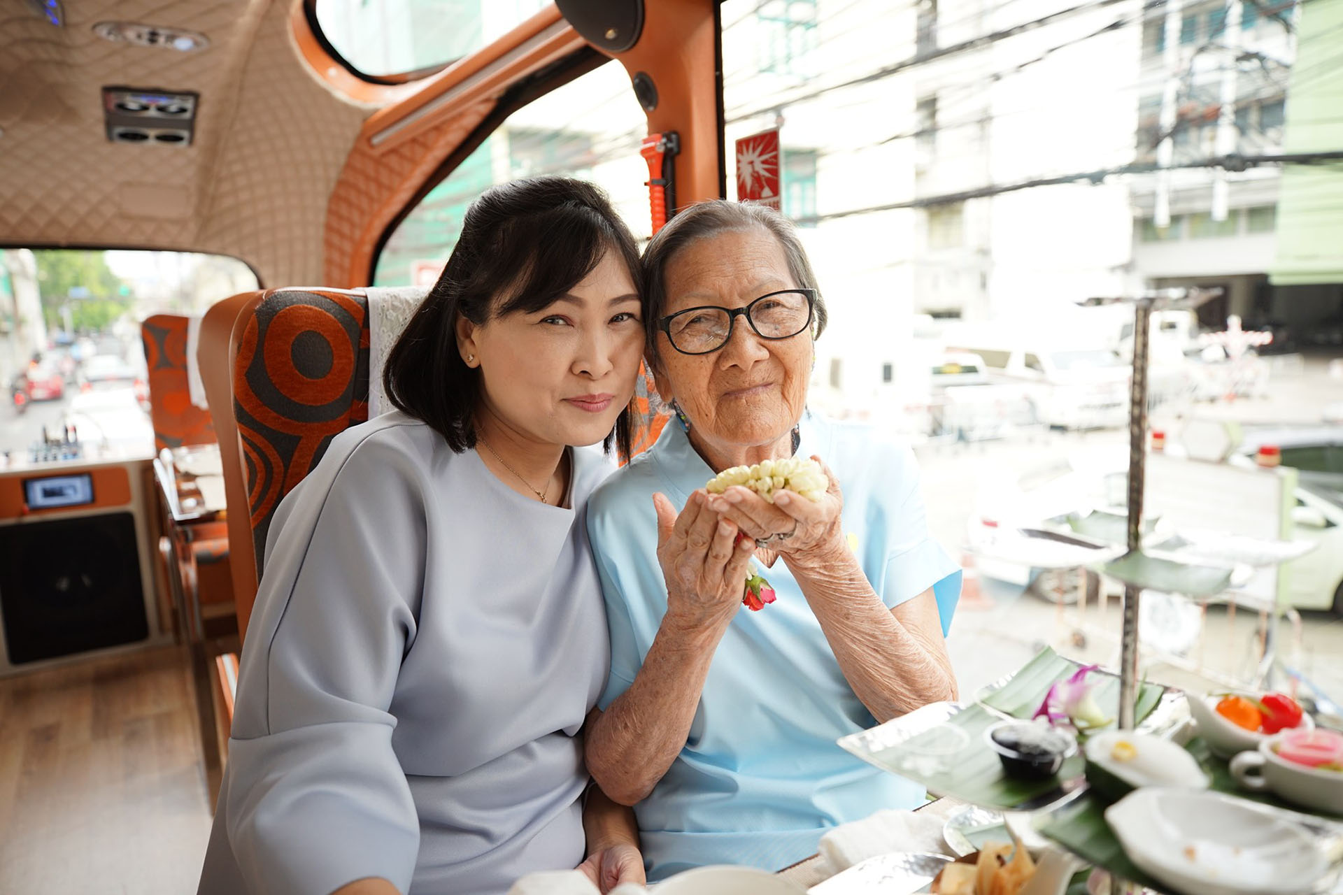 Bangkok: Michelin Dining on Wheels Thai Bus Food Tour Experience