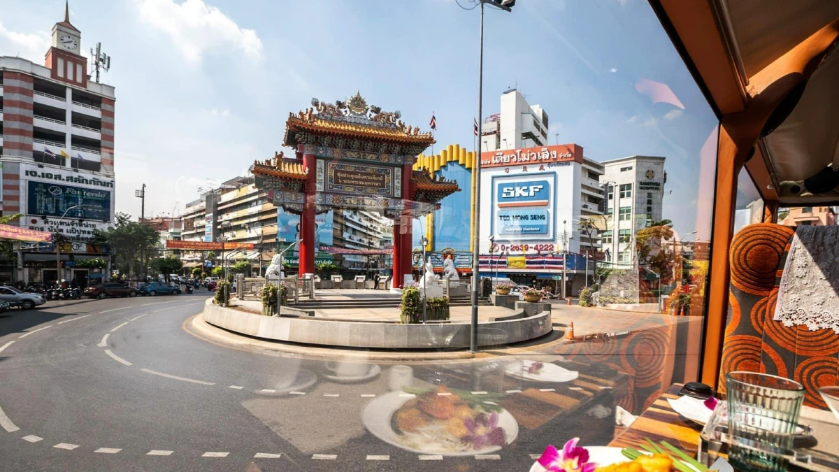 Bangkok: Michelin Dining on Wheels Thai Bus Food Tour Experience