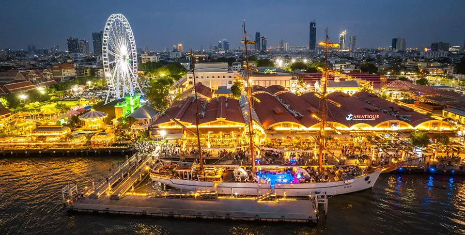 Asiatique The Riverfront's beautiful waterfront setting with its famous ferris wheel and illuminated shopping pavilions