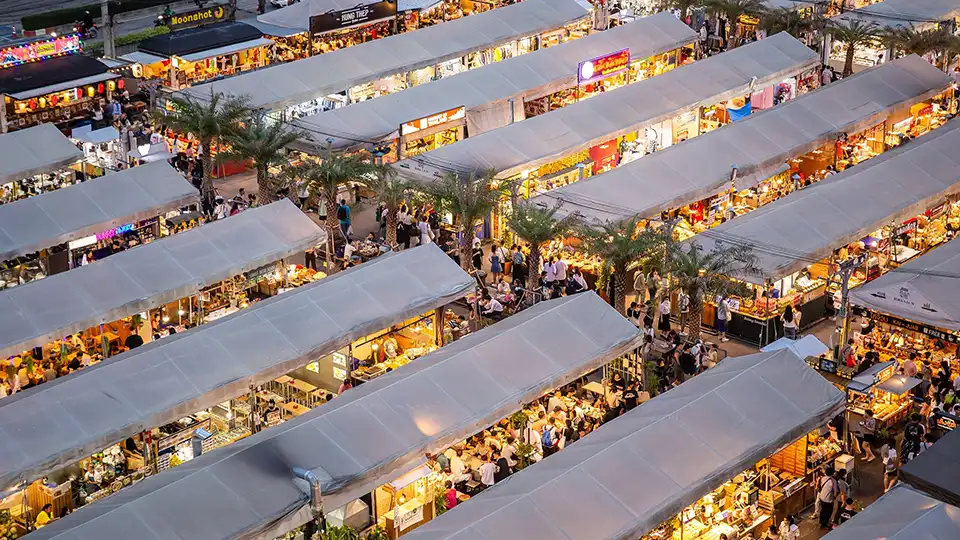 Crowds weave through JODD Fairs’ bright aisles, where food, fashion, and fun meet under the stars.