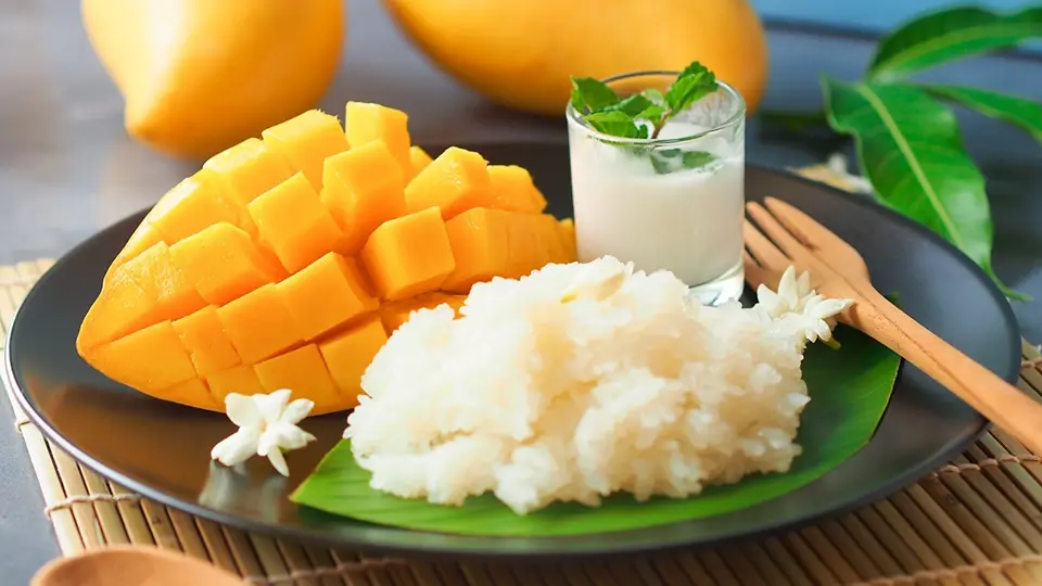 Top Bangkok Street Food: Mango sticky rice at Mae Varee, a popular Bangkok dessert spot in Thong Lor