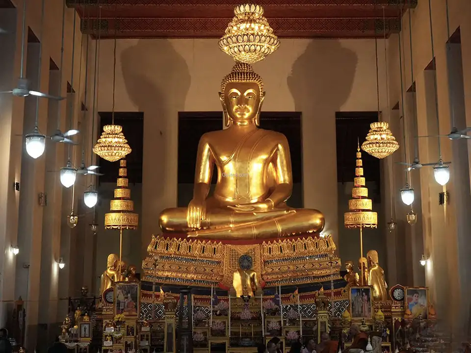 The serene golden Buddha at Wat Mahathat Yuwaratrangsarit, one of Bangkok's important temples free to visit