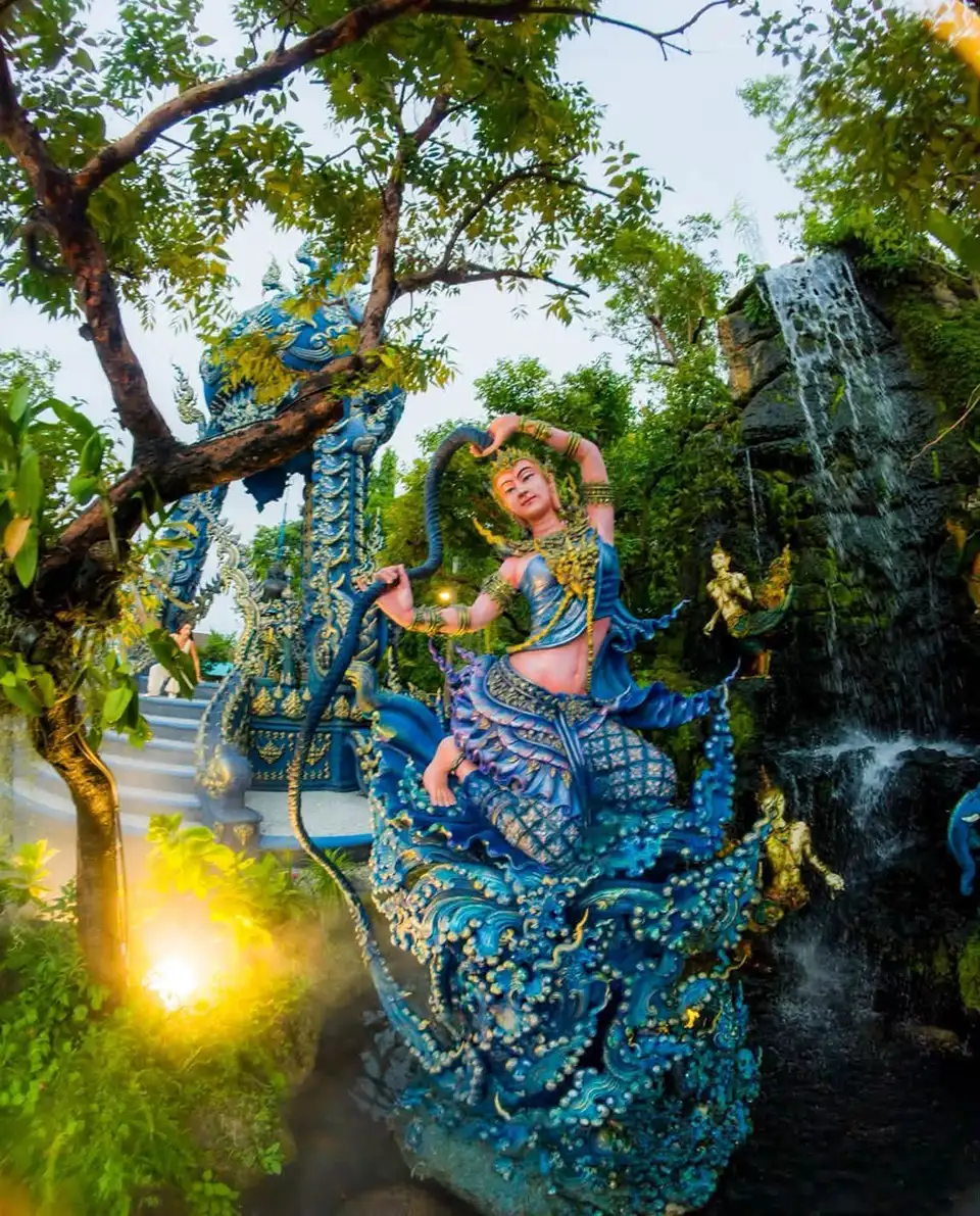 From Chiang Mai: Red Temple, White Temple, Blue Temple and Lalita Cafe: Chiang Rai