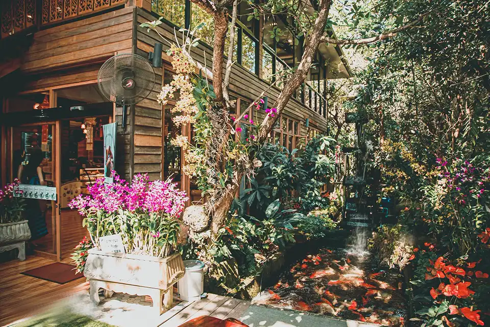 From Chiang Mai: Red Temple, White Temple, Blue Temple and Lalita Cafe: Chiang Rai