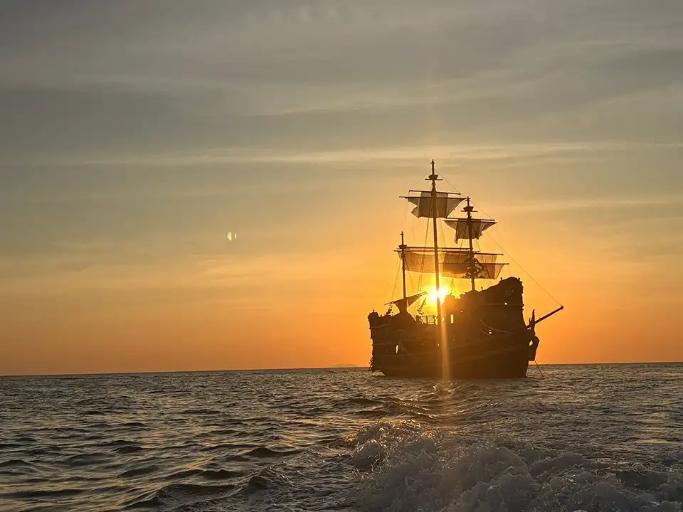 Pattaya: Black Pearl Cruise – Pirate-themed Cruising