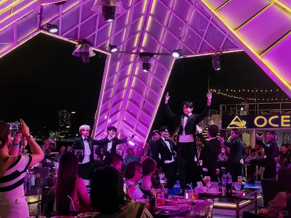 Pattaya: Oriental Atlantis Dinner Cruise with Cabaret Show