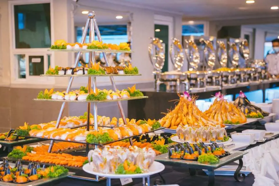 Pattaya: Oriental Atlantis Dinner Cruise with Cabaret Show