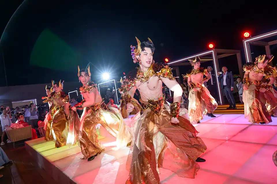 Pattaya: Oriental Atlantis Dinner Cruise with Cabaret Show