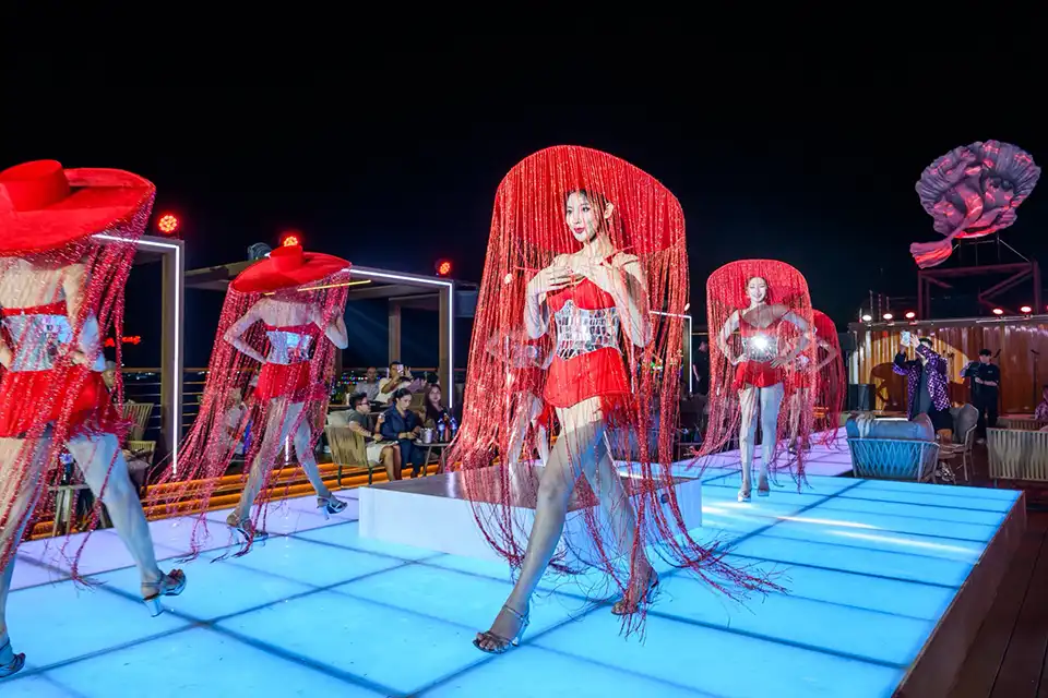 Pattaya: Oriental Atlantis Dinner Cruise with Cabaret Show