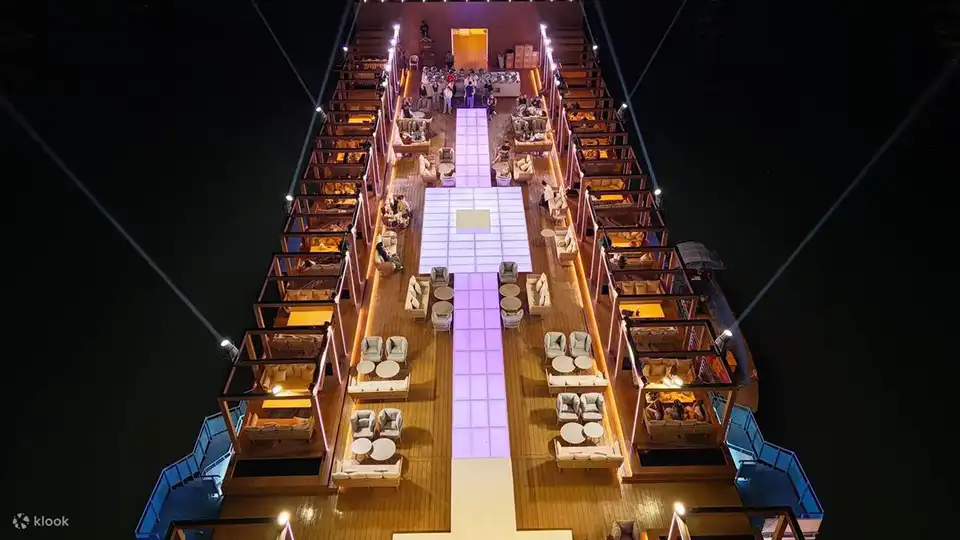 Pattaya: Oriental Atlantis Dinner Cruise with Cabaret Show