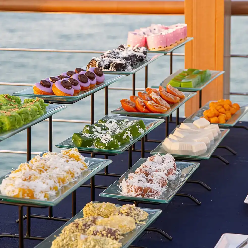 Pattaya: Oriental Atlantis Dinner Cruise with Cabaret Show