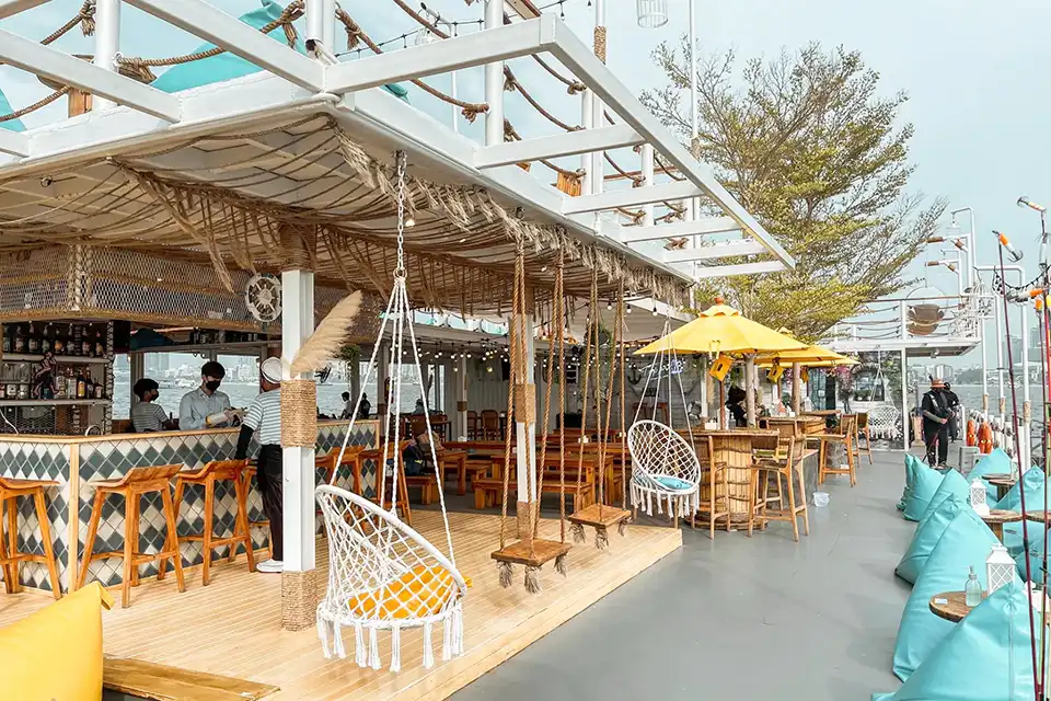 Pattaya: Tappia Floating Cafe and Squid Fishing