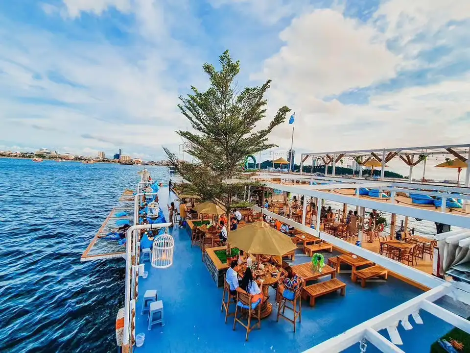 Pattaya: Tappia Floating Cafe and Squid Fishing