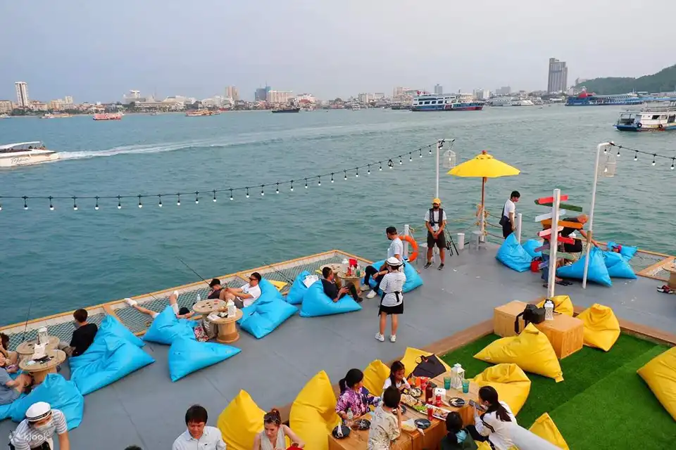 Pattaya: Tappia Floating Cafe and Squid Fishing