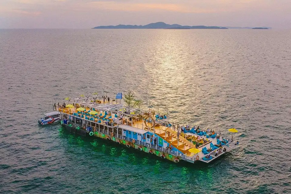 Pattaya: Tappia Floating Cafe and Squid Fishing