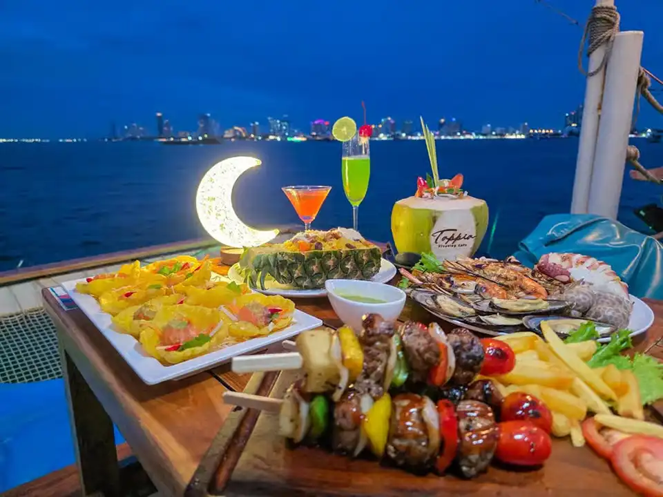 Pattaya: Tappia Floating Cafe and Squid Fishing
