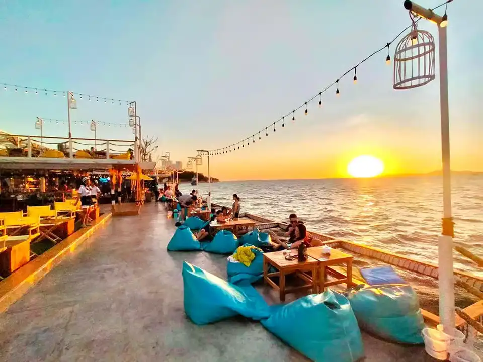Pattaya: Tappia Floating Cafe and Squid Fishing