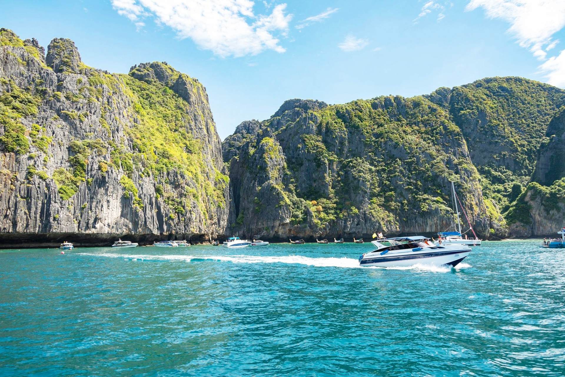 From Phuket: Seastar Phi Phi island and bamboo island one day