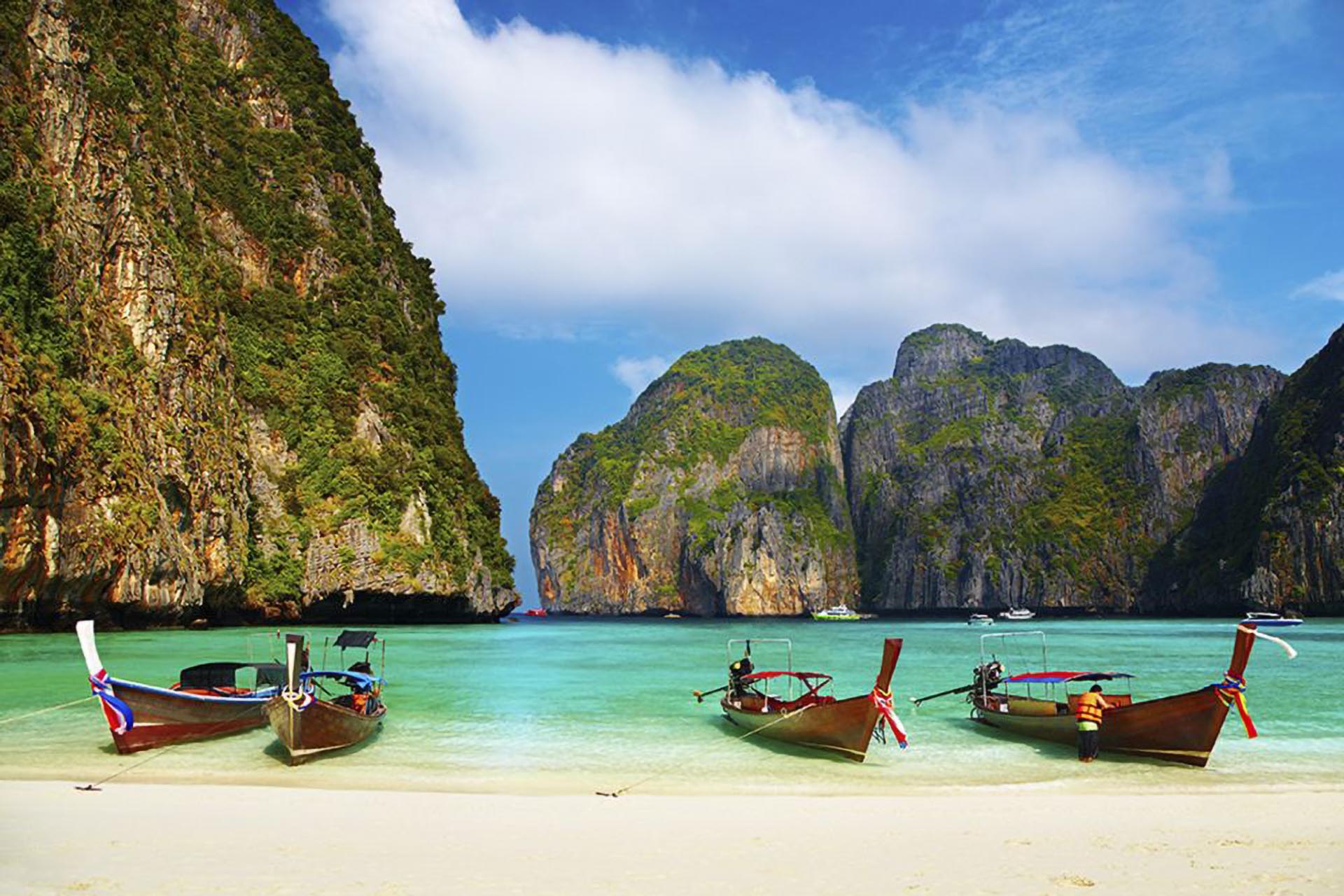 From Phuket: Seastar Phi Phi island and bamboo island one day
